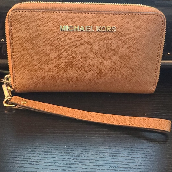 Michael Kors Wallet with wrist strap - Picture 1 of 3